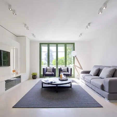 Sleeps 10 With Pool And Air Con Ossuccio
