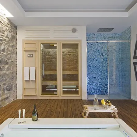 Sleeps 10 With Pool And Air Con Ossuccio